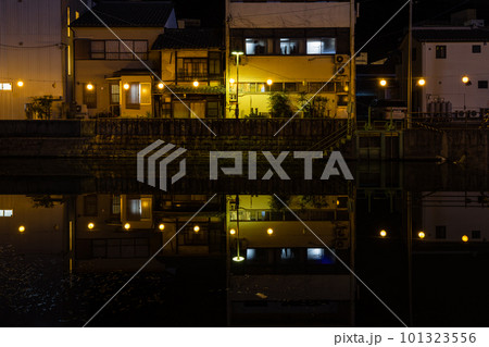 日本 香川県仲多度郡の琴平町を流れる金倉川沿いの夜景 日本 香川県仲多度郡の琴平町を流れる金倉川沿いの夜景 101323556