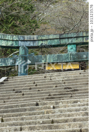 日本 香川県仲多度郡琴平町にある金刀比羅宮の表参道の桜馬場西詰銅鳥居 日本 香川県仲多度郡琴平町にある金刀比羅宮の表参道の桜馬場西詰銅鳥居 101323576