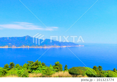 牡鹿半島から展望する金華山と石巻湾と大空 101323774