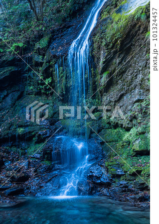 日本　徳島県三好市西祖谷山村にある祖谷のかずら橋の近くにある琵琶の滝 101324457