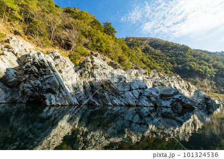 日本 徳島県三好市を流れる吉野川を行く遊覧船から見える大歩危峡 日本 徳島県三好市を流れる吉野川を行く遊覧船から見える大歩危峡 101324536