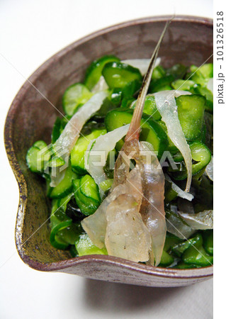 メゴチの昆布締めとキュウリ、ワカメ、大葉のさっぱりとした和え物を小鉢に盛った肴一品。 メゴチの昆布締めとキュウリ、ワカメ、大葉のさっぱりとした和え物を小鉢に盛った肴一品。 101326518