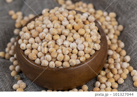 yellow dry peas for cooking porridge 101327044