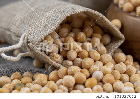 Round yellow peas for cooking porridge 101327052