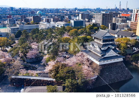 ビルが立ち並ぶ北九州小倉の街並み 101328566