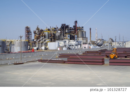 石巻港にある工場と資材置場の景色 101328727
