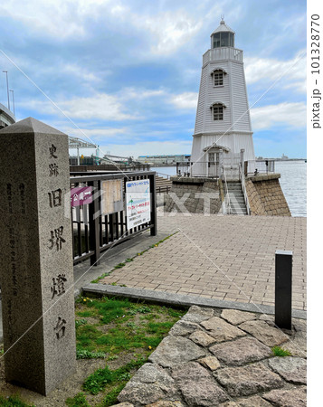 海を背景にした堺のシンボル、日本最古の木造洋式灯台　旧堺燈台　と　その石碑 101328770