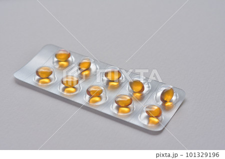 PTPシートのカプセルの薬・サプリメント 101329196