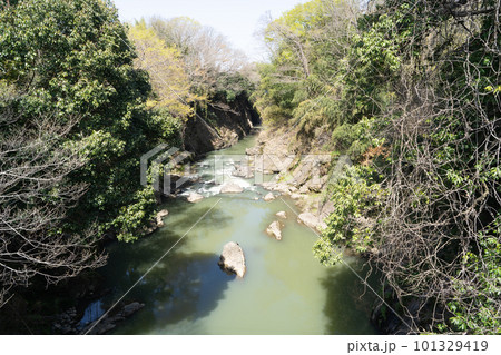 刎橋から見た可児川（岐阜県可児市） 101329419