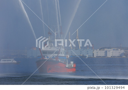 冬の朝の放水中の消防艇 101329494