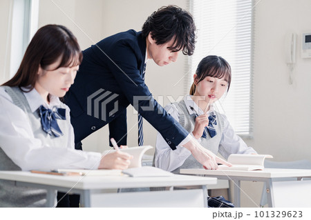 先生の指導を受ける高校生 101329623
