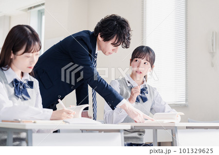 先生の指導を受ける高校生 101329625