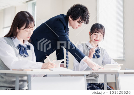 先生の指導を受ける高校生 先生の指導を受ける高校生 101329626