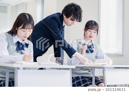先生の指導を受ける高校生 101329631