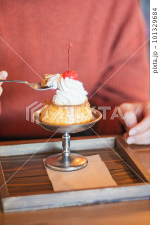 昔ながらのプリンを食べる 昔ながらのプリンを食べる 101329684