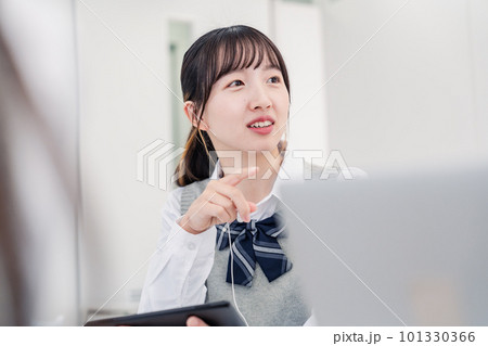 意見を主張する女子高生 101330366