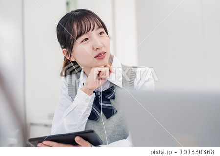 意見を主張する女子高生 意見を主張する女子高生 101330368