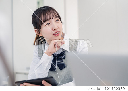 意見を主張する女子高生 意見を主張する女子高生 101330370