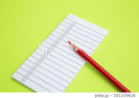 リストと赤鉛筆 101330616