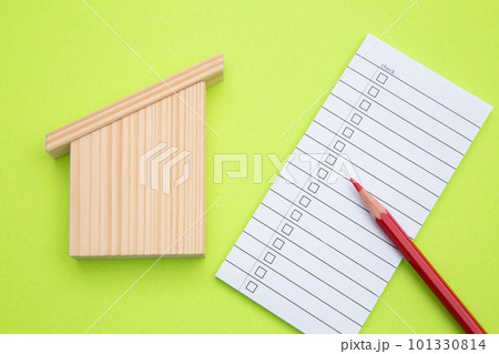 住宅とリストと赤鉛筆 住宅とリストと赤鉛筆 101330814