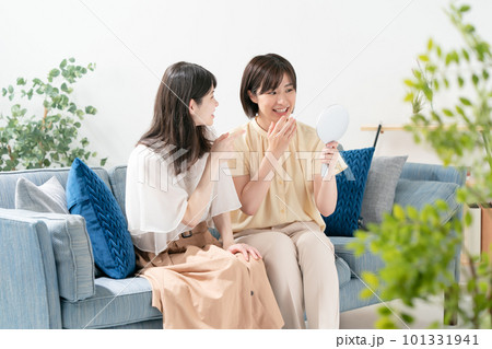 ビューティー 女性 2人 ビューティー 女性 2人 101331941