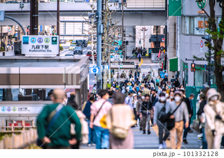 日本の東京都市景観 個人判断のマスク着用。賑わう九段下駅などを望む((千鳥ヶ淵は桜が満開）＝4月1日 101332128