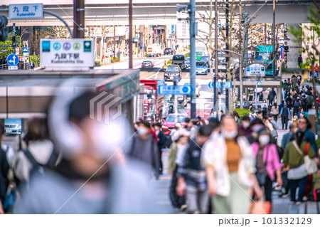 日本の東京都市景観 個人判断のマスク着用。賑わう九段下駅などを望む((千鳥ヶ淵は桜が満開）＝4月1日 101332129