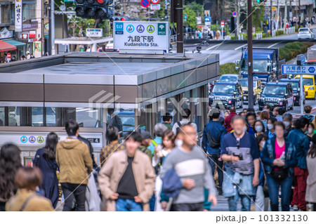 日本の東京都市景観 個人判断のマスク着用。賑わう九段下駅などを望む((千鳥ヶ淵は桜が満開）＝4月1日 101332130