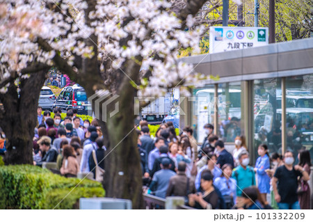 日本の東京都市景観 個人判断のマスク着用。桜が満開で賑わう九段下駅などを望む＝4月1日 101332209