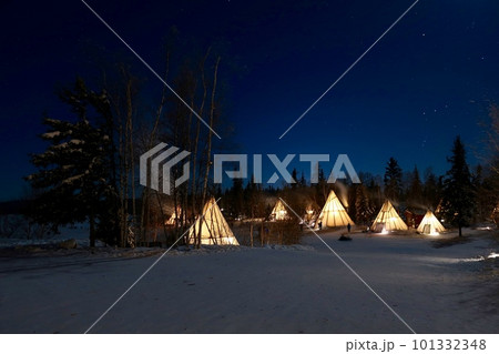 冬の夜のキャンプ場での雪が降る夜 101332348