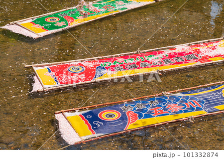 春の五条川、のんぼり洗い〈愛知県岩倉市〉 101332874