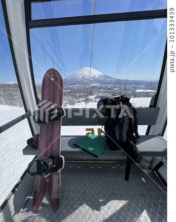 ニセコヒラフのゴンドラから見る羊蹄山 ニセコヒラフのゴンドラから見る羊蹄山 101333439