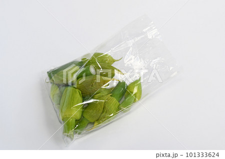 薄い皮をつけたままのネギボウズ 101333624