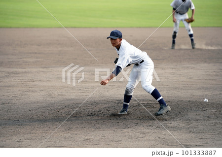 投球直後の左腕投手(高校野球) 投球直後の左腕投手(高校野球) 101333887