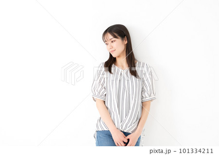 下を向く女性 下を向く女性 101334211