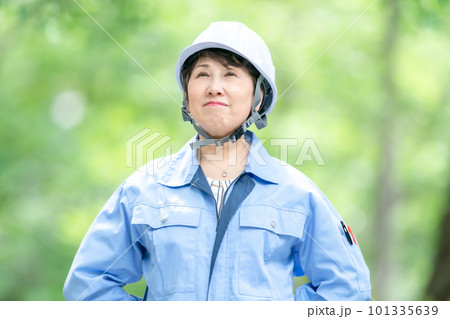 作業着の女性 悩む 新緑 作業着の女性 悩む 新緑 101335639