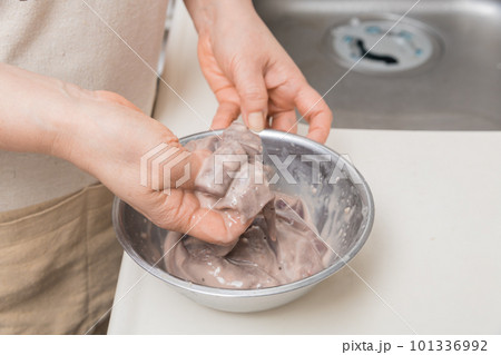 【下処理が終わった豚レバーに片栗粉とサラダ油を混ぜる】 【下処理が終わった豚レバーに片栗粉とサラダ油を混ぜる】 101336992