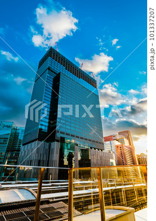 夕方の空と白い雲、12月13日、大阪駅周辺、日本 101337207