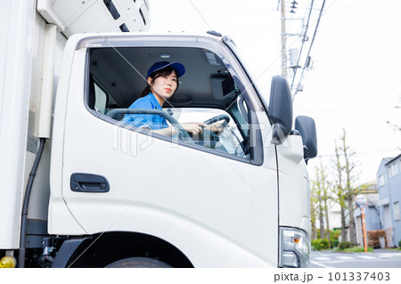 トラックを運転する配送スタッフ トラックを運転する配送スタッフ 101337403