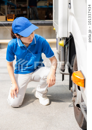 トラックの始業点検を行う若い女性ドライバー トラックの始業点検を行う若い女性ドライバー 101337434