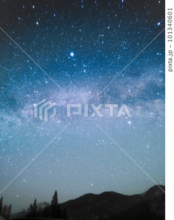 山奥の澄んだ空に架かる天の川 101340601