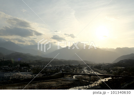 北杜市武川町、春爛漫、夕暮れの街並みと光る川筋 101340630
