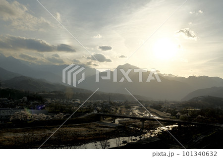 北杜市武川町、春爛漫、夕暮れの街並みと光る川筋 北杜市武川町、春爛漫、夕暮れの街並みと光る川筋 101340632