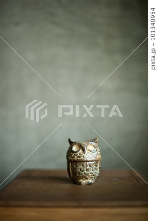 陶器でできた小さなフクロウのお香入れ 陶器でできた小さなフクロウのお香入れ 101340954