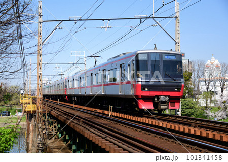 橋梁を力走する名鉄電車 101341458