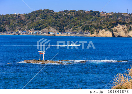 千葉県　勝浦市　八幡岬公園　見晴台から見た旧遠見岬神社 海の鳥居 101341878