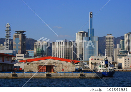 海上から見た神戸港の新港第2突堤と、神戸市中心部の高層ビル 海上から見た神戸港の新港第2突堤と、神戸市中心部の高層ビル 101341981