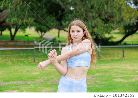 公園でヨガ・準備運動をするオーストラリアの中学生 101342355