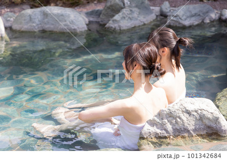 のんびり露天風呂に入る2人の若い女性 101342684
