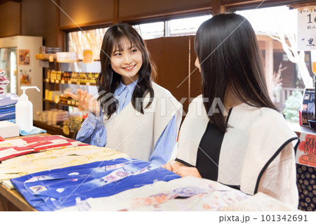 スパで浴衣を選ぶ女性 スパで浴衣を選ぶ女性 101342691